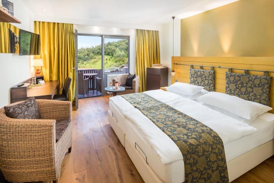 Bed, TV and multimedia, Balcony/Terrace, Seating area, minibar