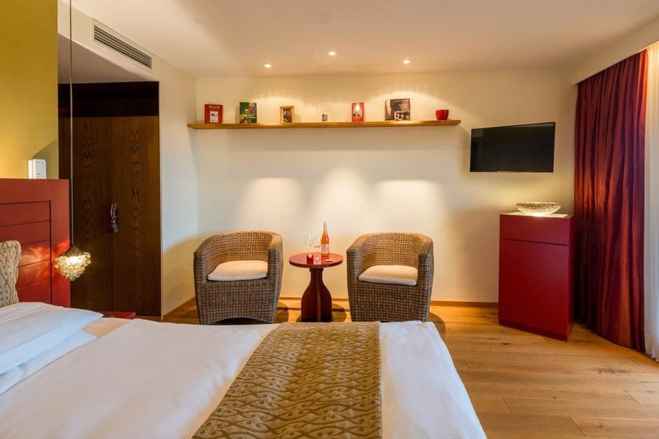 Bed, TV and multimedia, Seating area, minibar, wardrobe