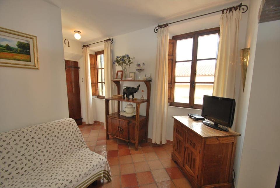 Bed, TV and multimedia, Living room, air conditioner