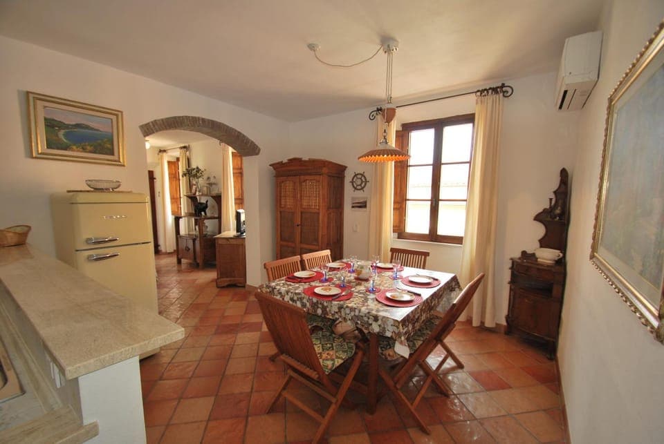 Kitchen or kitchenette, Living room, air conditioner