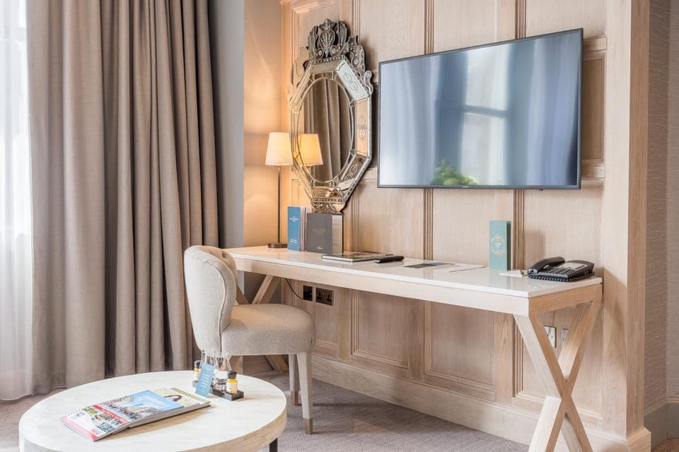 TV and multimedia, Seating area, Bedroom