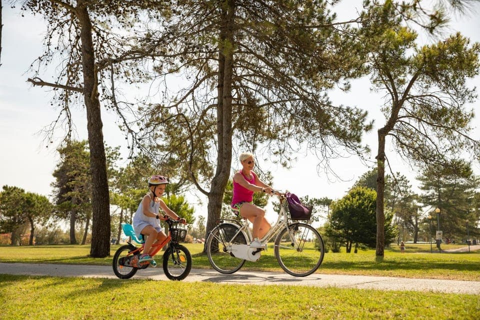 Spring, Day, People, Natural landscape, Cycling, children, group of guests