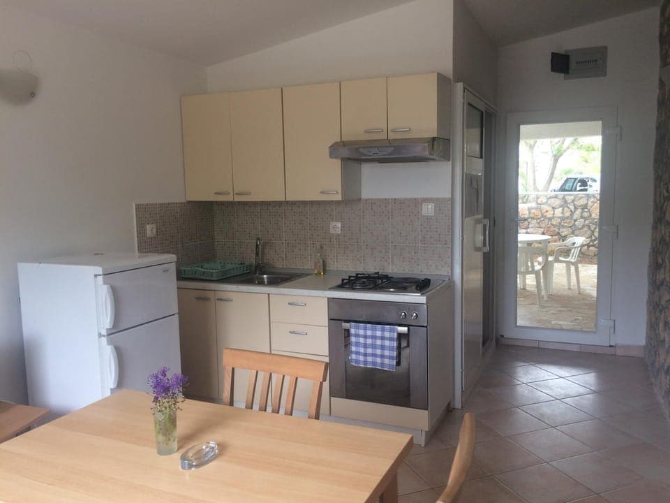 Dining area, pet friendly, stove