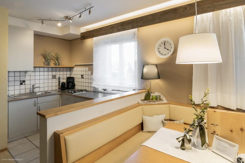 Kitchen or kitchenette, Seating area, pet friendly, stove