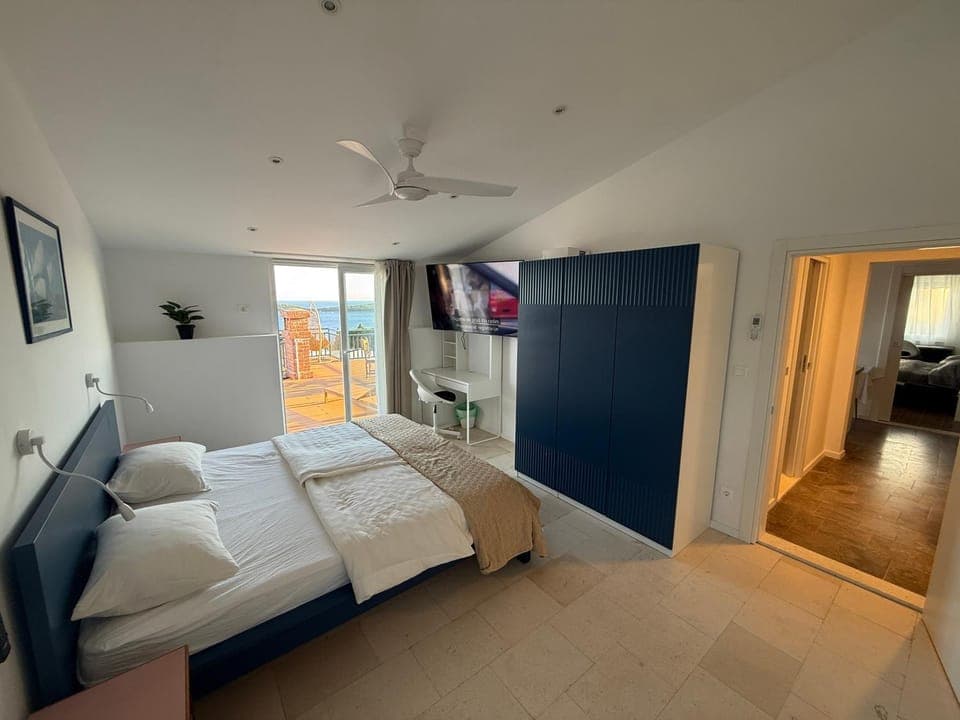 Bed, TV and multimedia, Balcony/Terrace, Bedroom