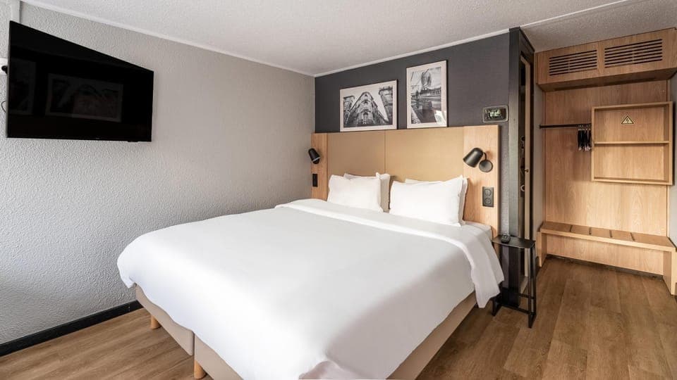 Bed, Photo of the whole room, Bedroom, wardrobe