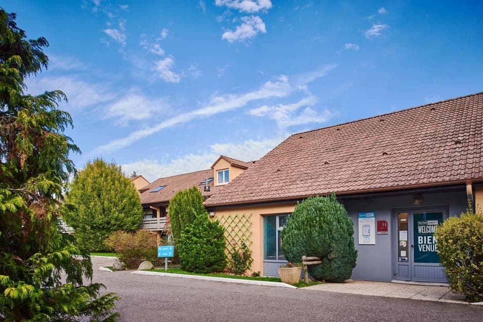 Property building, Restaurant/places to eat, Breakfast