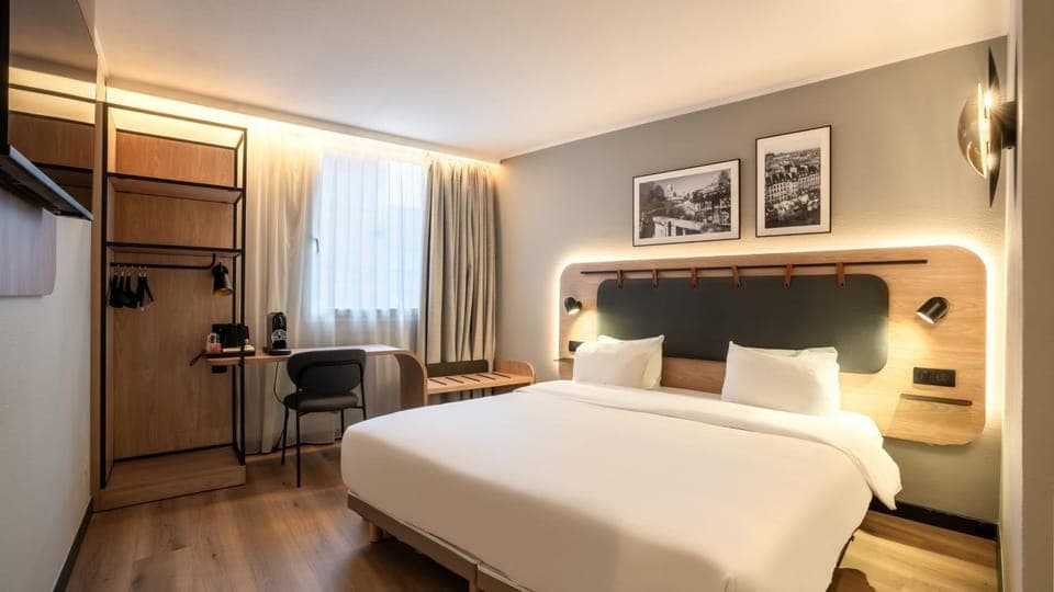 Bed, TV and multimedia, Photo of the whole room, Bedroom, wardrobe