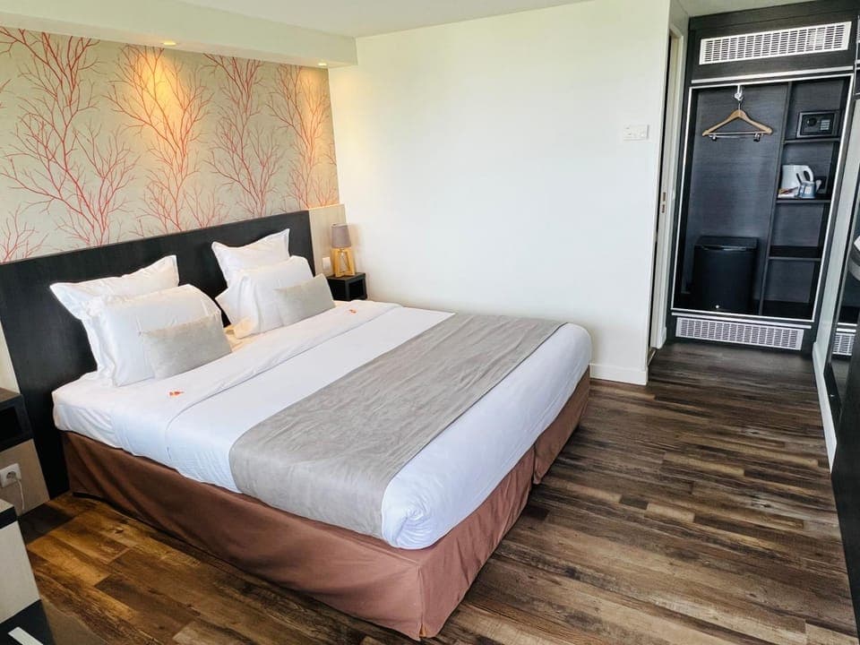 Bed, Photo of the whole room, Bedroom, wardrobe, air conditioner