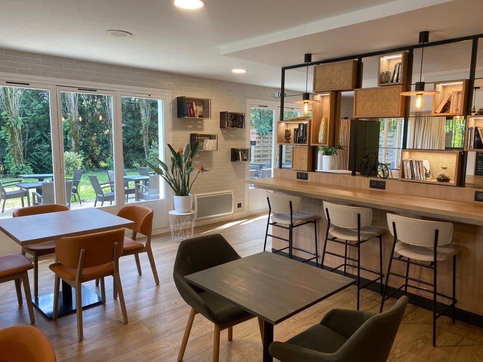 Restaurant/places to eat, Lounge or bar