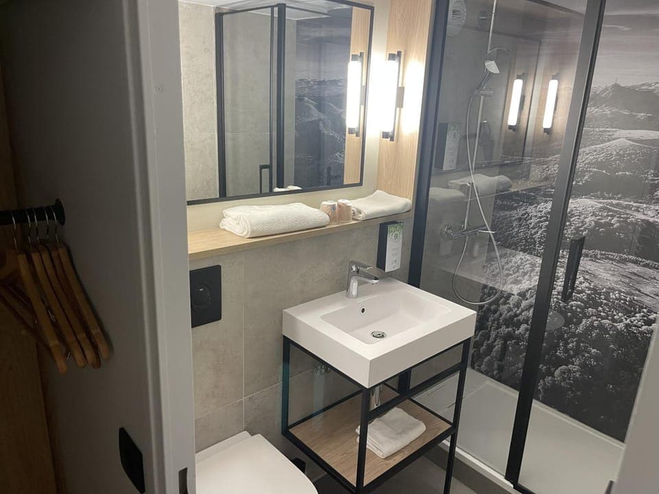 Shower, Bathroom, towels