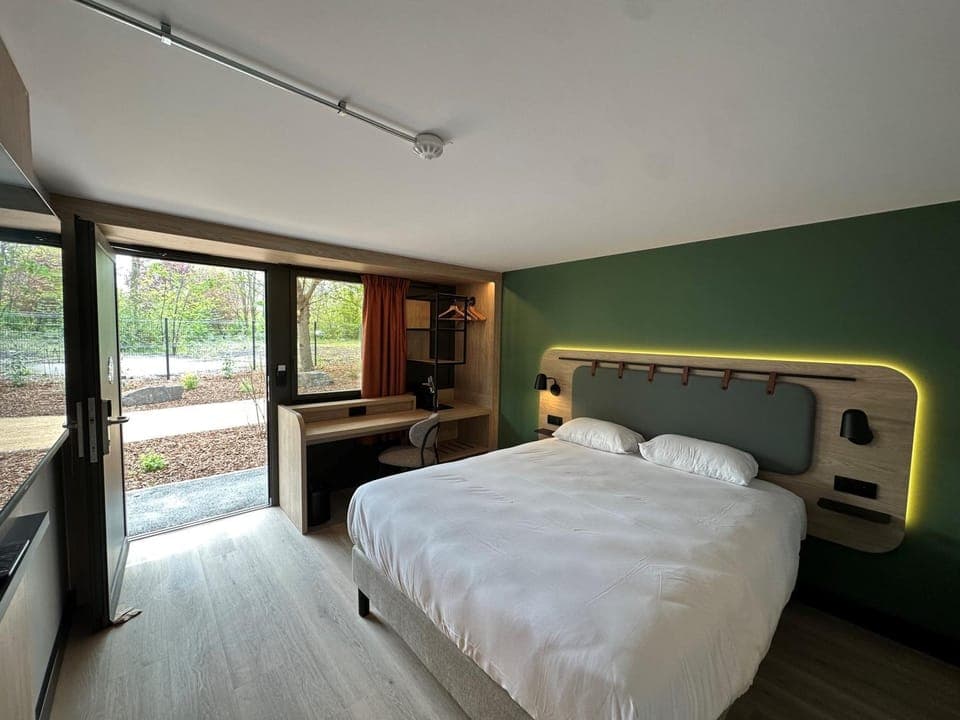 Bed, Photo of the whole room