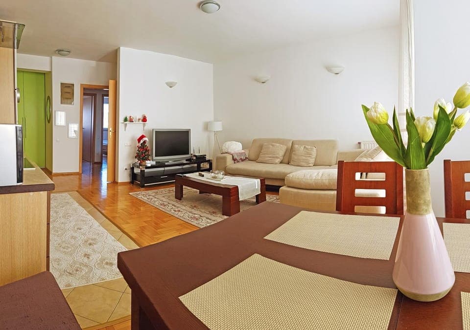 TV and multimedia, Living room, Photo of the whole room, Decorative detail, City view