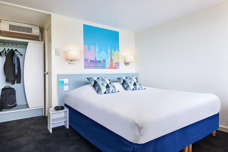 Bed, Photo of the whole room, Bedroom, wardrobe