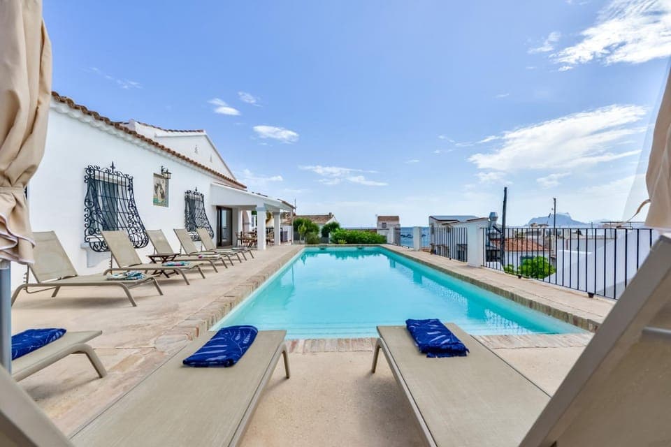 Swimming pool, sunbed