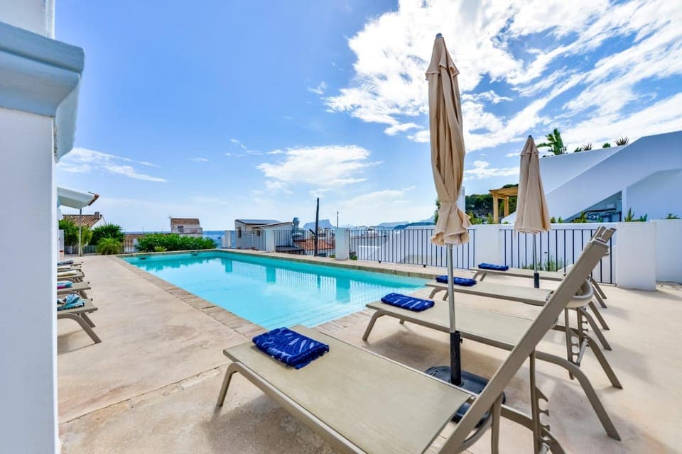 Swimming pool, sunbed