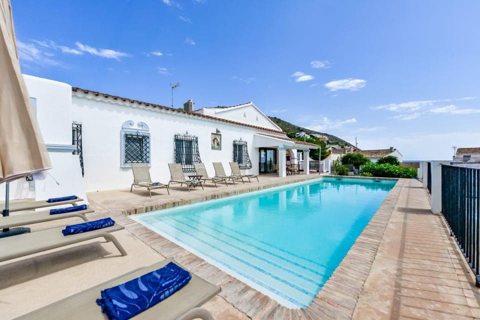 Property building, Swimming pool, sunbed