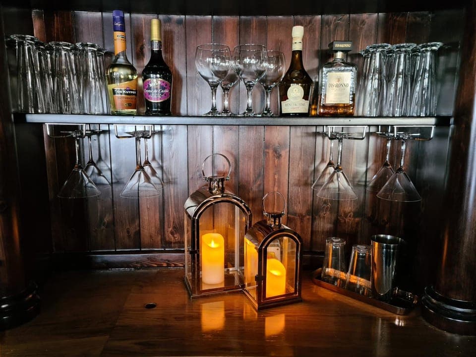 Lounge or bar, Food and drinks, Drinks