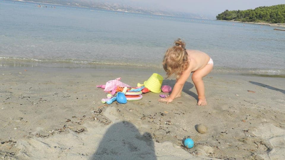 Restaurant/places to eat, Activities, Children play ground, Beach