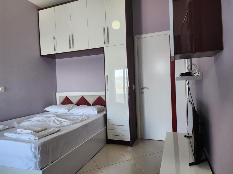 Bed, Kitchen or kitchenette, Photo of the whole room, Bedroom, towels, wardrobe