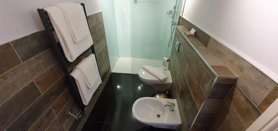 Shower, Toilet, Bathroom, bidet, towels