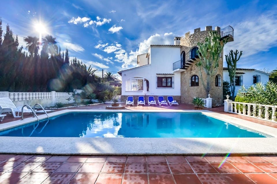 Property building, Swimming pool, sunbed