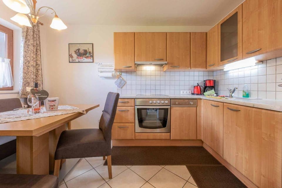 Coffee/tea facilities, Kitchen or kitchenette, Seating area, Dining area