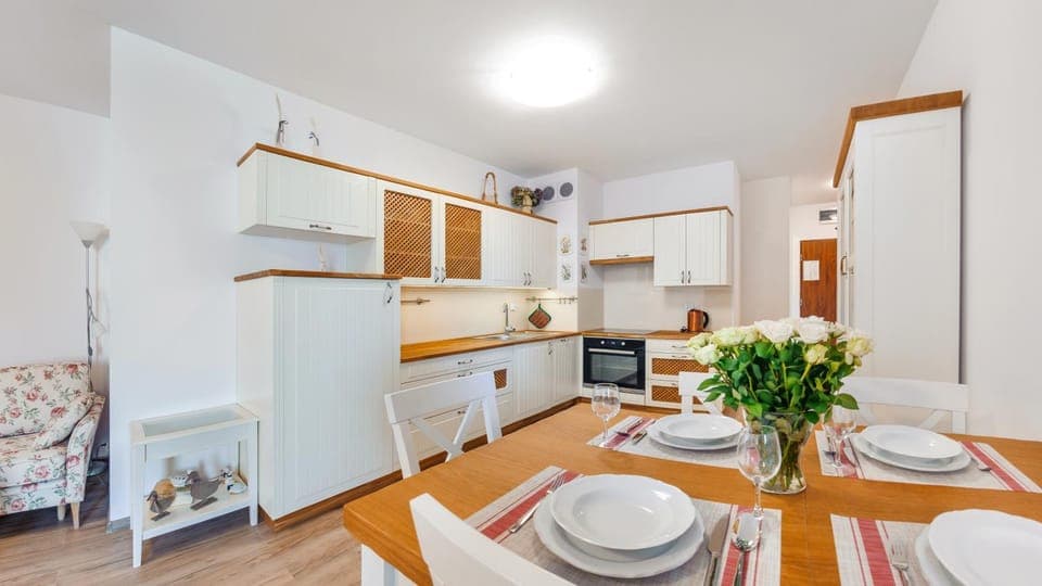 Kitchen or kitchenette, Dining area