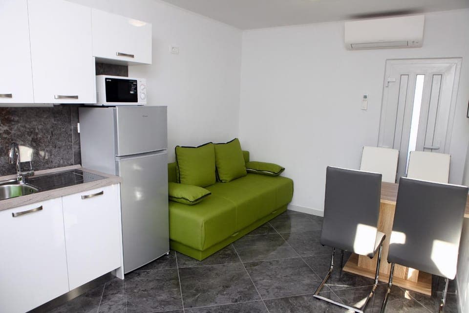 Kitchen or kitchenette, Seating area, Dining area