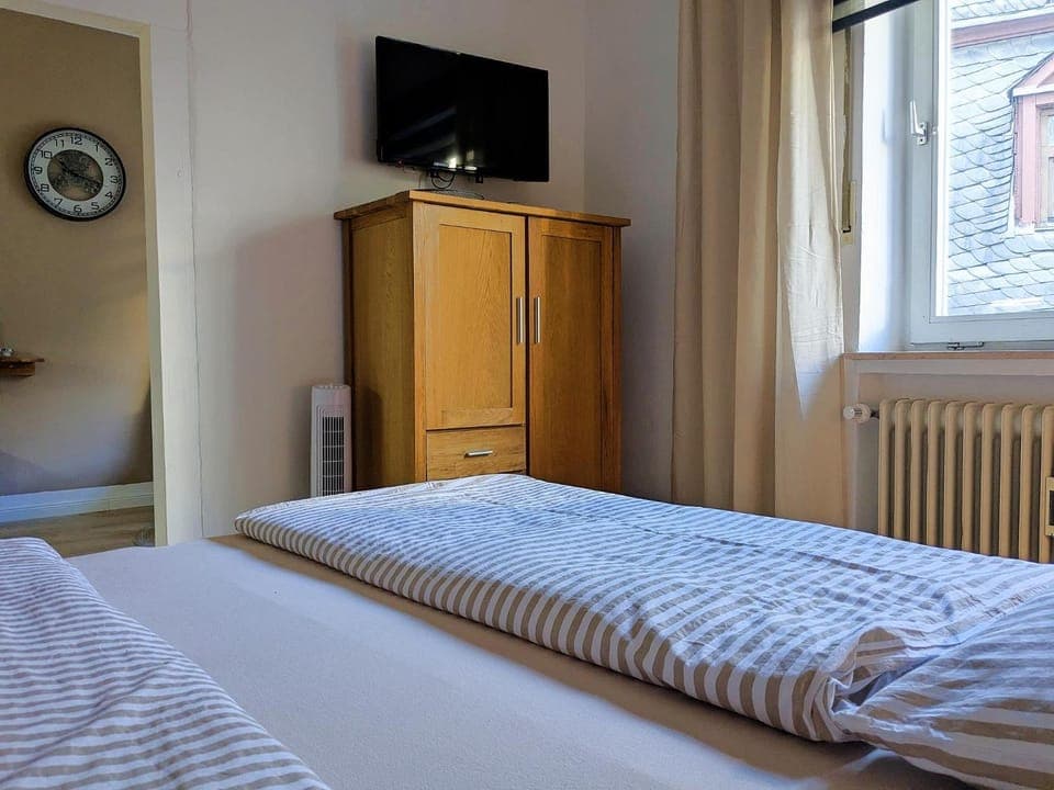 Bed, TV and multimedia, wardrobe