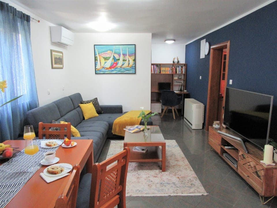 Communal lounge/ TV room, TV and multimedia, Living room, Seating area, Dining area