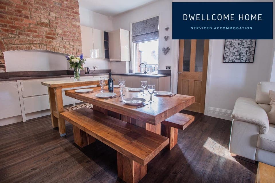 Kitchen or kitchenette, Dining area, minibar, pet friendly