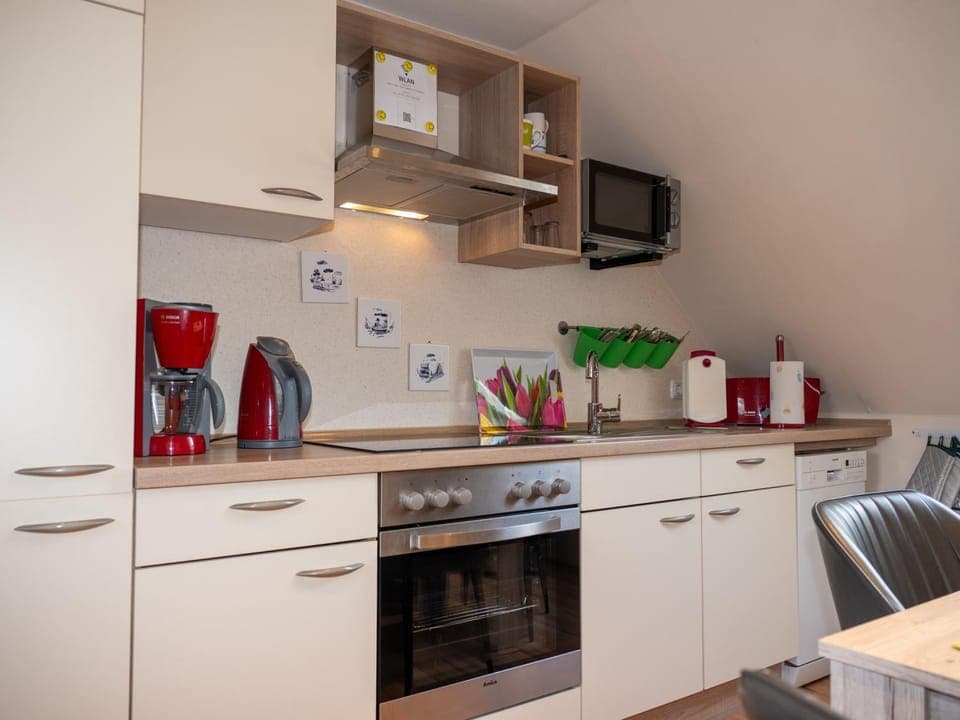 Coffee/tea facilities, Kitchen or kitchenette, dishwasher, stove, toaster