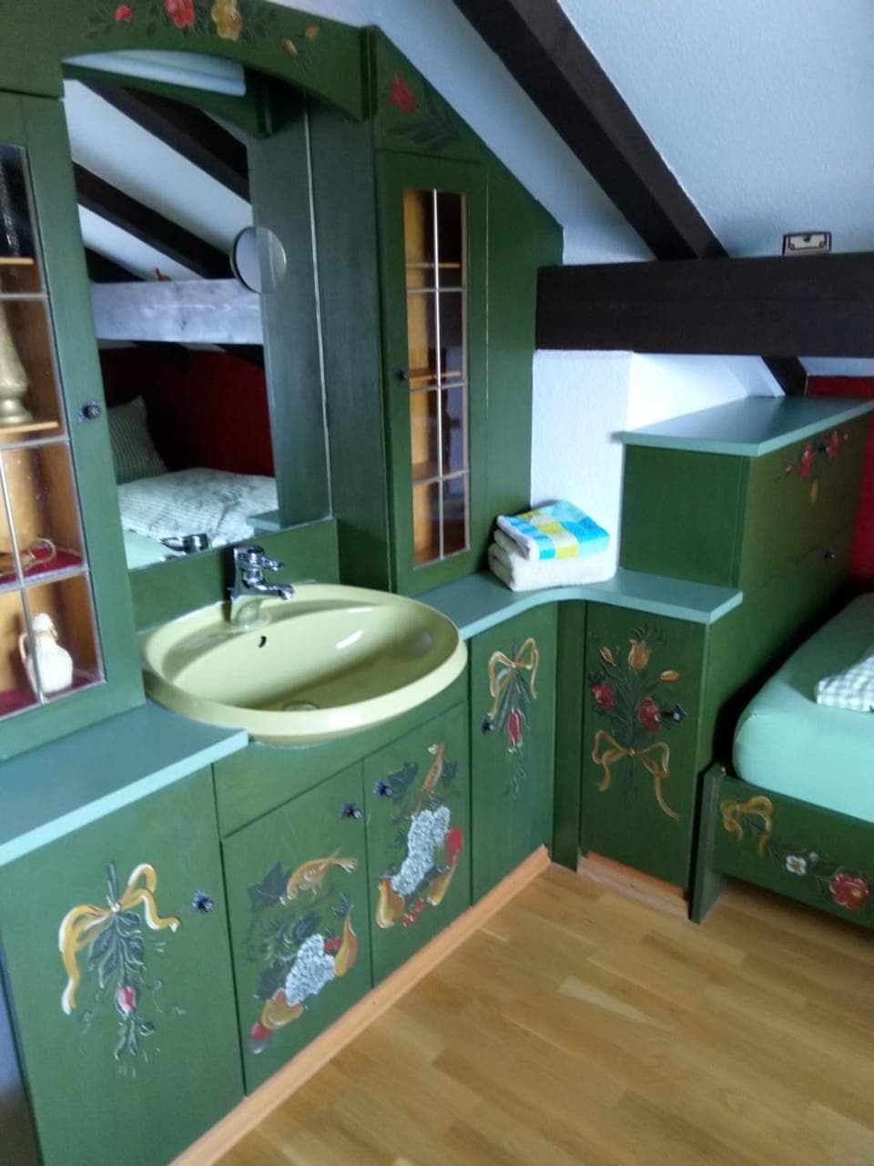 Photo of the whole room, Decorative detail