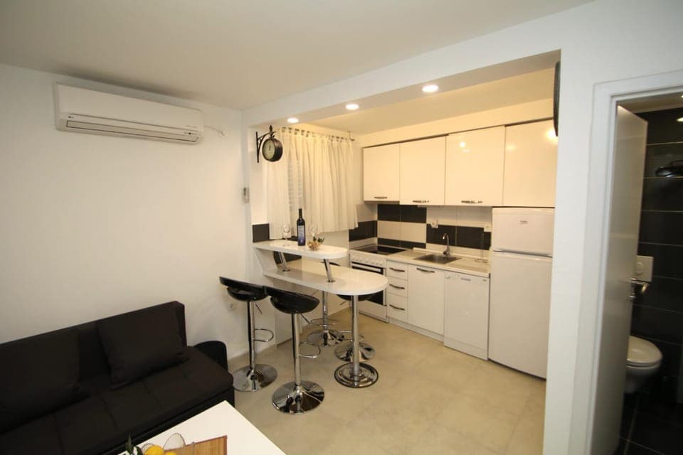 Coffee/tea facilities, Kitchen or kitchenette, Living room, Seating area, Dining area, On site