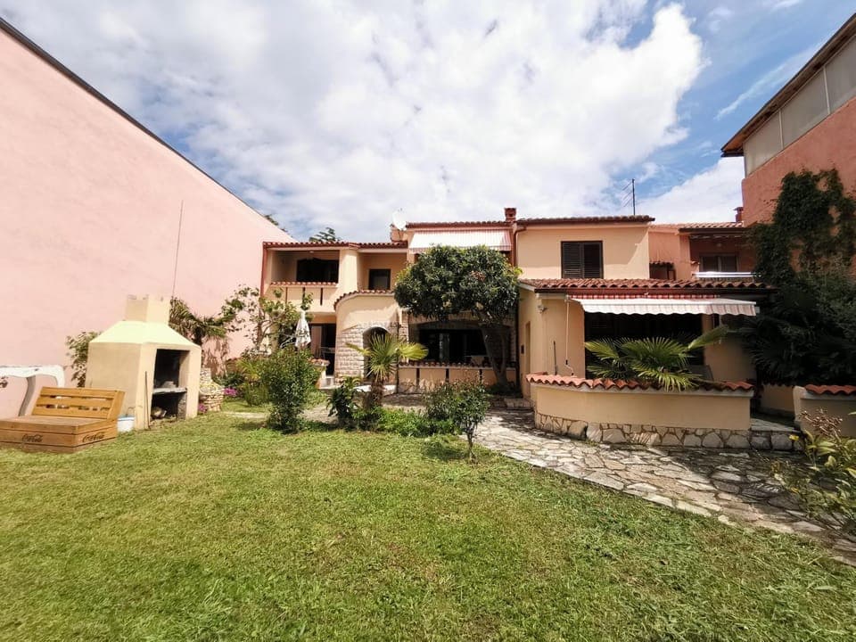 Property building, Facade/entrance, BBQ facilities, Garden, Balcony/Terrace, Lobby or reception, Garden view