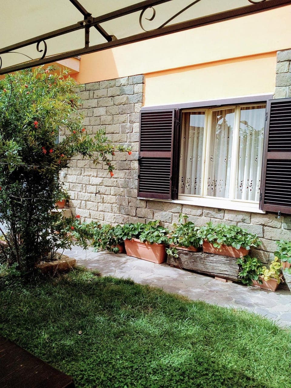 Property building, Facade/entrance, Spring, Day, People, Neighbourhood, Natural landscape, Summer, Garden, Garden, View (from property/room), View (from property/room), Food and drinks, Food and drinks, Other, Other, Other, Banquet/Function facilities, Decorative detail, Decorative detail, Floor plan, Dining area, Animals, On site, Pets, City view, City view, Garden view, Garden view, Landmark view, Landmark view, Area and facilities, Area and facilities, Time of day, Family, Quiet street view, Inner courtyard view