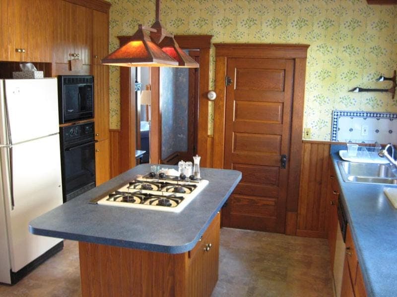 Restaurant/places to eat, BBQ facilities, Banquet/Function facilities, Communal kitchen