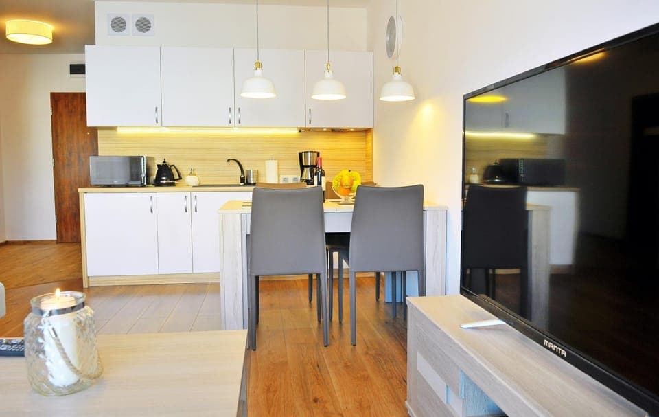 TV and multimedia, Coffee/tea facilities, Kitchen or kitchenette, Living room, Seating area, Dining area