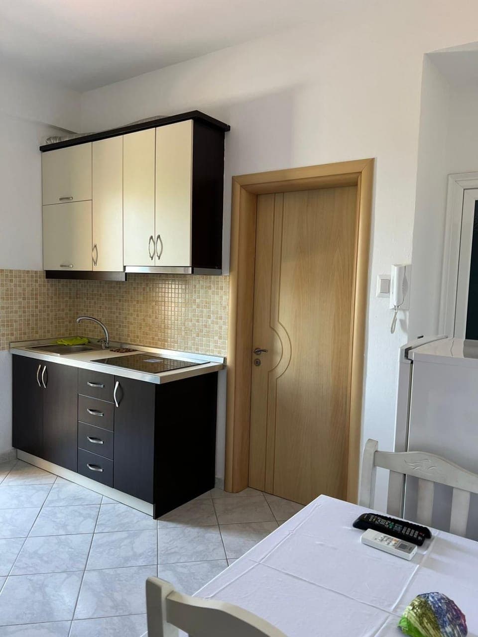 Kitchen or kitchenette, Dining area, stove