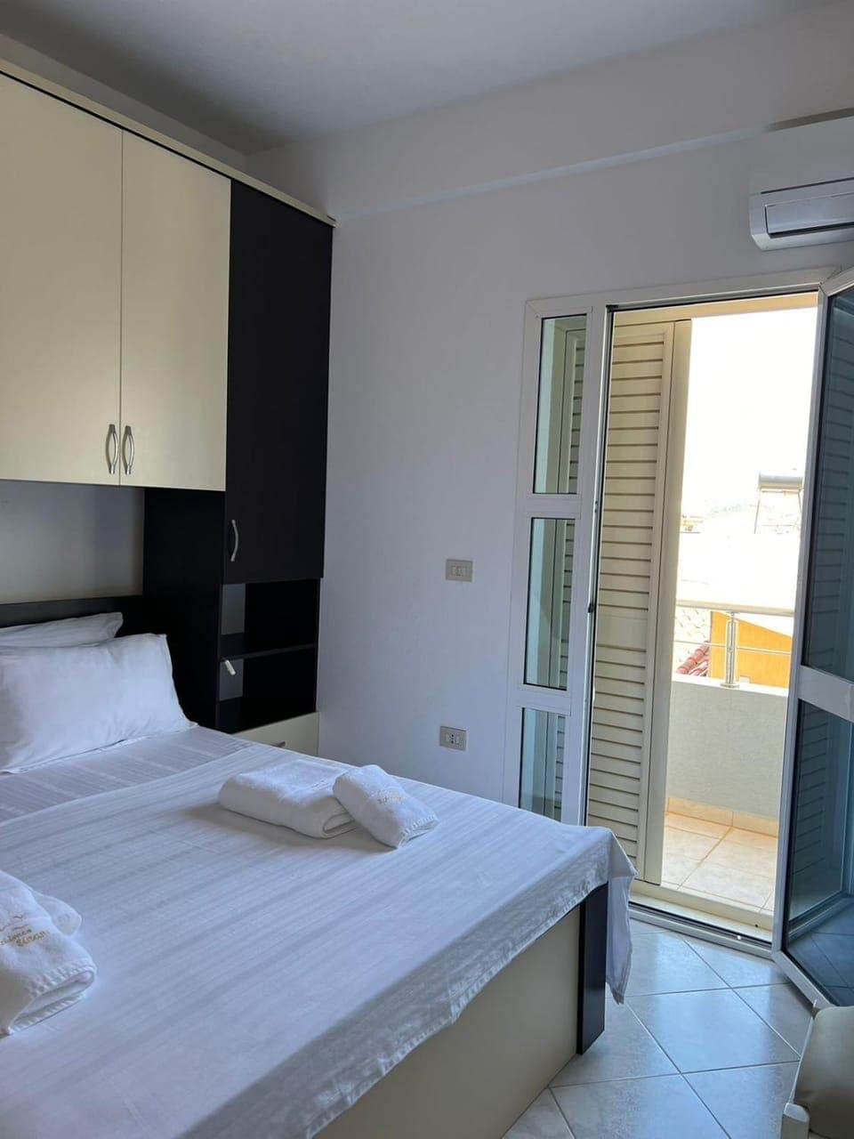 Photo of the whole room, Bedroom, wardrobe, air conditioner