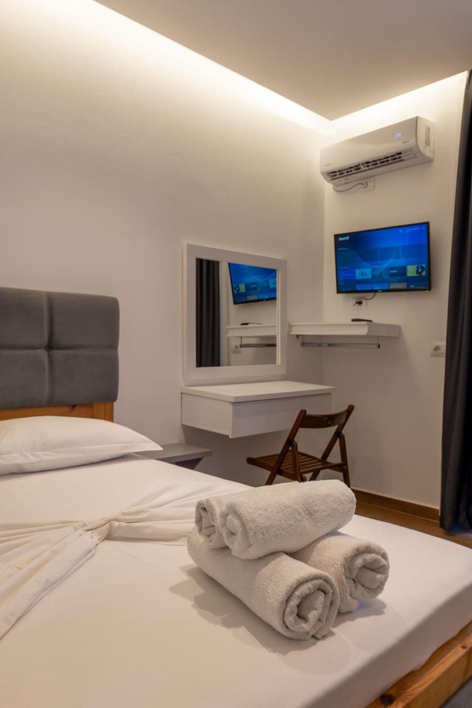 Bed, TV and multimedia, Photo of the whole room, Bedroom, towels, air conditioner