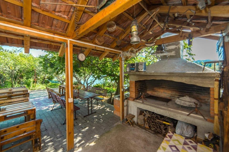 Restaurant/places to eat, BBQ facilities