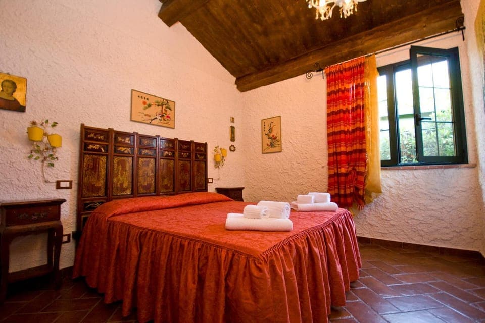 Bed, Photo of the whole room, Decorative detail, Bedroom