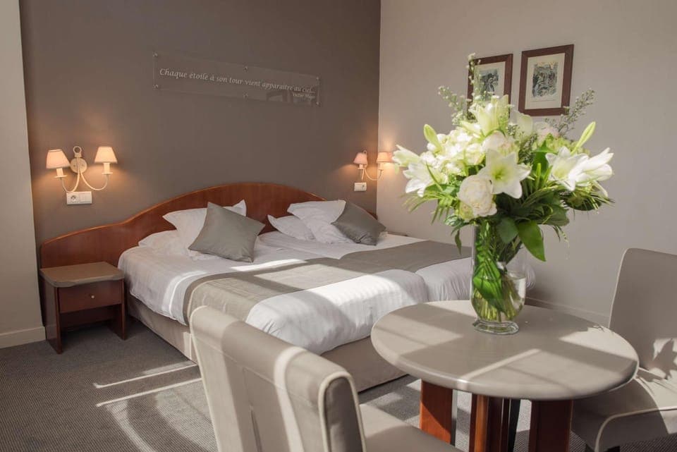 Bed, Photo of the whole room, Bedroom, On site