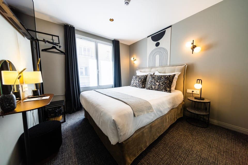 Photo of the whole room, Bedroom