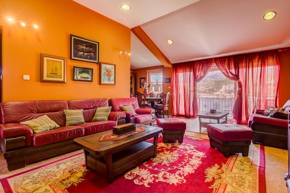 Staff, People, Living room, Photo of the whole room, Decorative detail, City view, Garden view, Mountain view, Sea view, Street view, Family