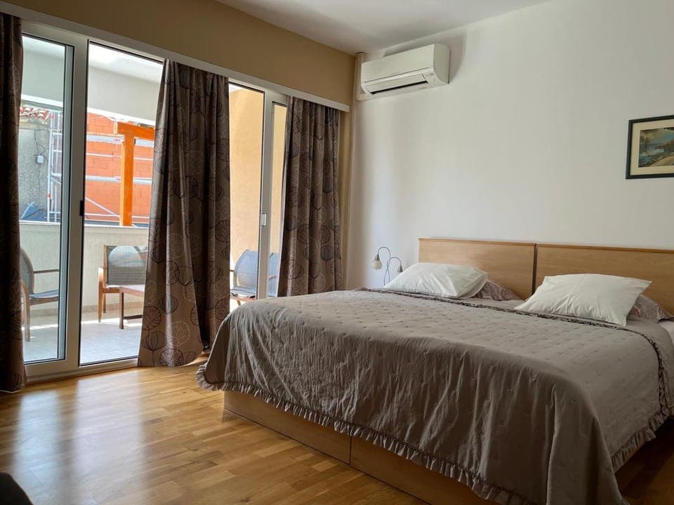 Bedroom, air conditioner