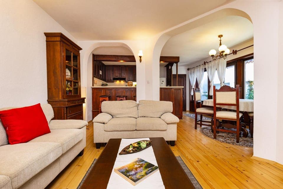 Kitchen or kitchenette, Living room, Seating area, Dining area