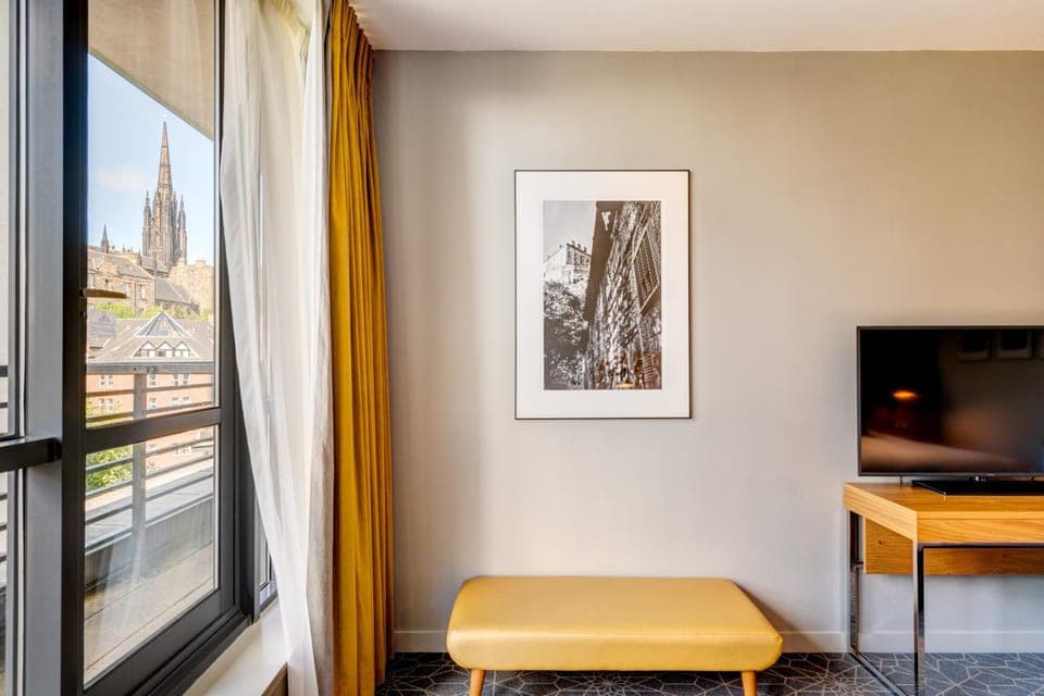 Seating area, Bedroom, City view